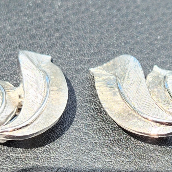Crown Trifari Silver Clip-on Earrings - Picture 3 of 10